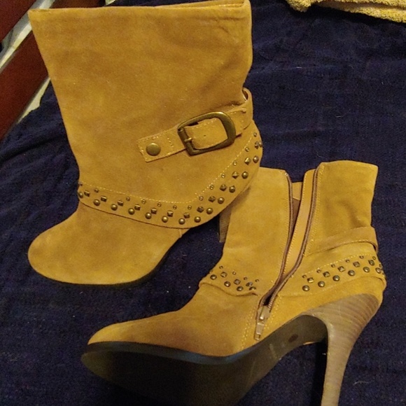 BOOTS...never worn - Picture 1 of 4